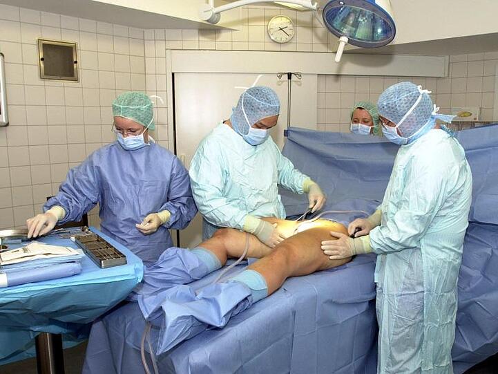 OP-Vorbereitung: Jahr für Jahr lassen sich tausende Frauen und Männer Fett absaugen.