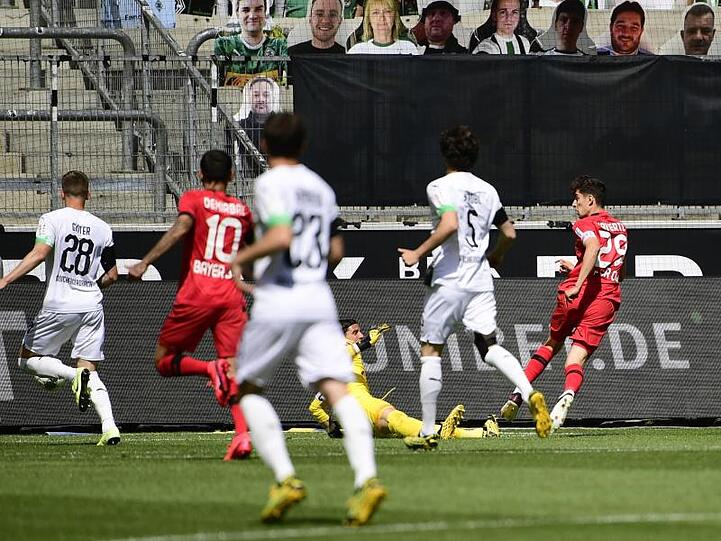Leverkusens Kai Havertz (r) erzielt das Tor zum 1:0.