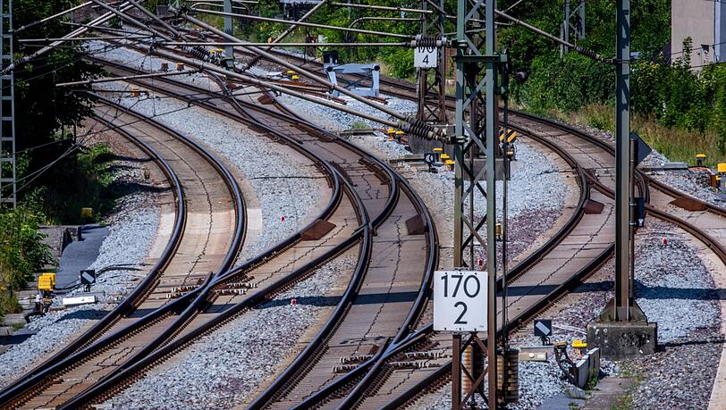 Der Bund gibt inzwischen deutlich mehr Geld für die Verbesserung des Schienennetzes aus. Allein 2,2 Milliarden Euro fließen in die Komplettsanierung der Strecke Hamburg-Berlin. (Archivbild)