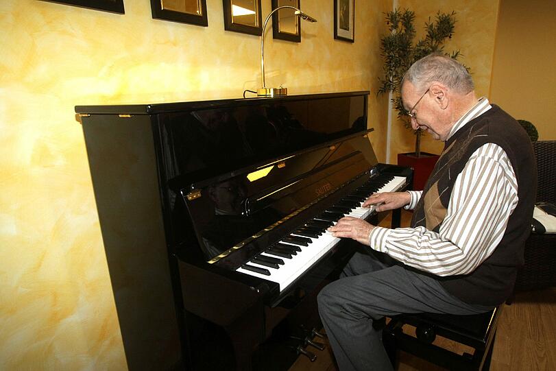 Das Klavier steht allen interessierten Senioren im KWA zur freien Verfügung. Hier spielt Herr Pförtner, einer der Bewohner, eine kleine Melodie.