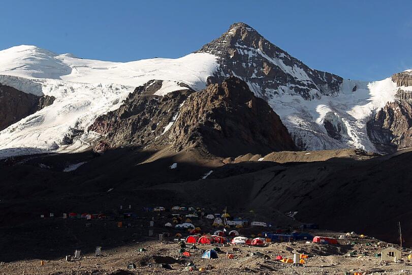 Ein Basislager am Fuße des 6960 Meter hohen Aconcagua in Argentinien.