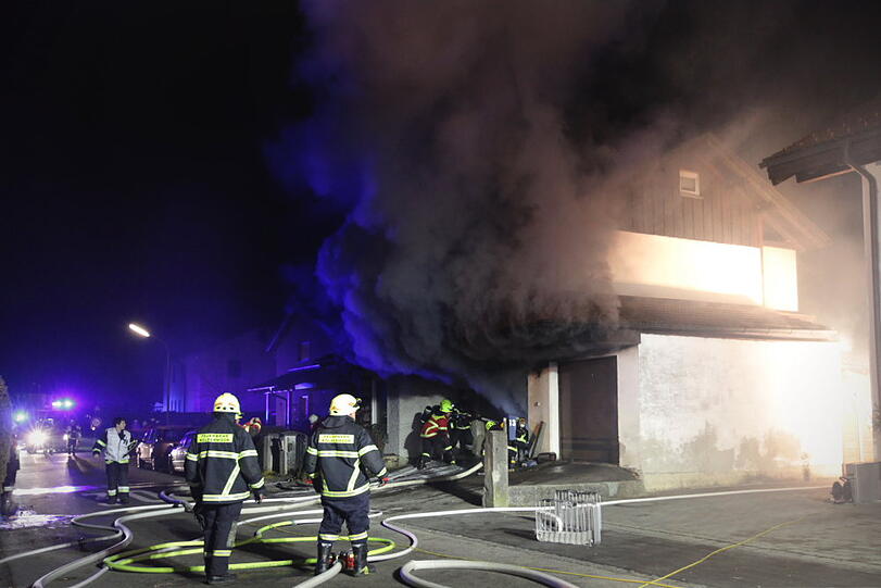 Der Keller und die Garage des Einfamilienhauses in Kolbermoor brannten völlig aus. Die Bilder.