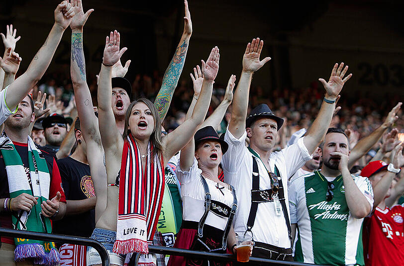 US-Fans in Dirndl und Lederhosen. Im Letzten Jahr war der Rekordmeister auf Fan-Akquise in Nordamerika.