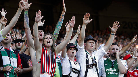 US-Fans in Dirndl und Lederhosen. Im Letzten Jahr war der Rekordmeister auf Fan-Akquise in Nordamerika.