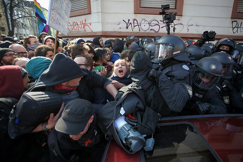 Brennende Barrikaden, Autos in Flammen, vermummte Steinewerfer - die Demonstrationen der Blockupy-Aktivisten geraten in Frankfurt außer Kontrolle.