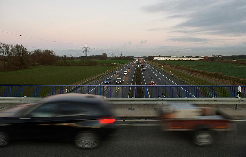 Die Polizei hat Hinweise, dass sich die 63-Jährige von einer Brücke über der Autobahn stürzte. (Archivbild)