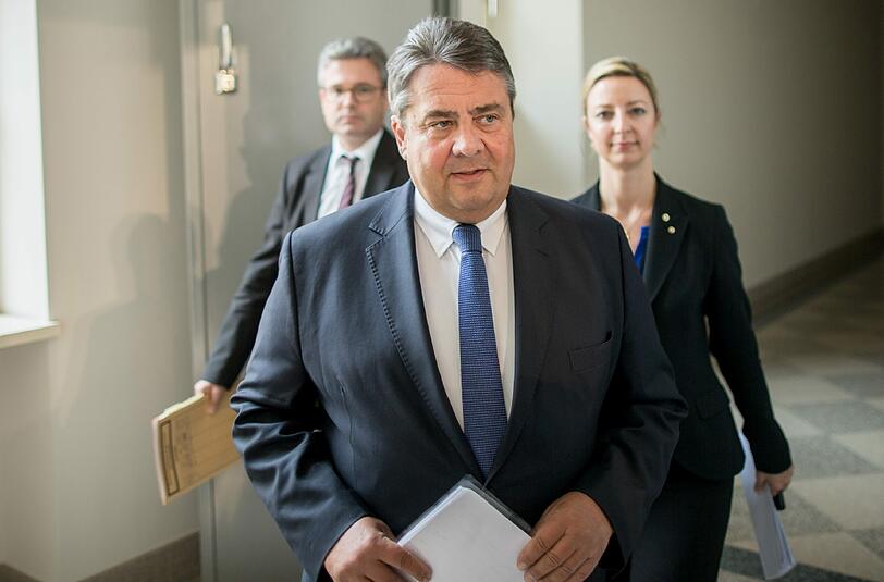 Einen sogenannten Tatbestandsberichtigungsantrag hat Wirtschaftsminister Gabriel beim Oberlandesgericht Düsseldorf wegen der gestoppten Sondererlaubnis für die Fusion von Kaiser's Tengelmann und Edeka eingereicht. Foto: Michael Kappeler/Archiv