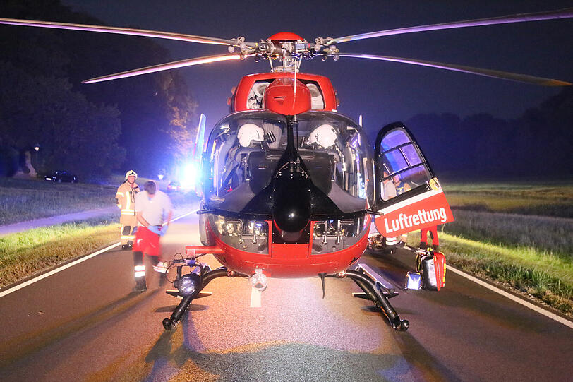 Horror-Crash in Altötting: Ein Opel-Fahrer erfasst acht Rennradfahrer und verletzt diese teils schwer - ein Mann stirbt noch an der Unfallstelle. Die Bilder zum Unfall sehen Sie hier.