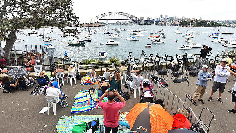 Willkommen 2017! Australien begrüßt das neue Jahr: Im Hafengelände der australischen Metropole Sydney rund um das berühmte Opernhaus versammelten sich mehr als eine Millionen Menschen, um den besten Blick auf das Feuerwerksspektakel zu haben.