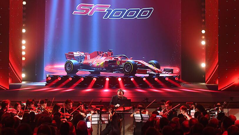 Ferrari präsentierte seinen roten Rennwagen mit der offiziellen Bezeichnung SF1000 am Dienstagabend im Theater Romolo Valli erstmals der Öffentlichkeit. Ferrari präsentierte seinen roten Rennwagen mit der offiziellen Bezeichnung SF1000 am Dienstagabend im Theater Romolo Valli erstmals der Öffentlichkeit.