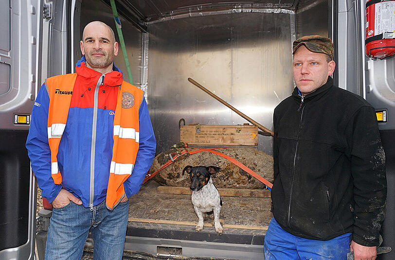Die Sprengmeister Martin Tietjen und Martin Radons mit Hund Lotte und der entschärften Bombe.