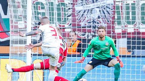 Philipp Max (l.) vom FC Augsburg macht das Tor zum 5:0 gegen Torhüter Ron-Robert Zieler (r.) vom VfB Stuttgart. Foto: Tom Weller