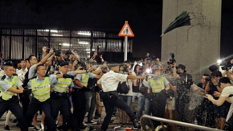 Polizisten setzen Pfefferspray gegen Demonstranten ein, die an dem Protest gegen das von der Regierung geplante Auslieferungsgesetz teilnehmen. Polizisten setzen Pfefferspray gegen Demonstranten ein, die an dem Protest gegen das von der Regierung geplante Auslieferungsgesetz teilnehmen.