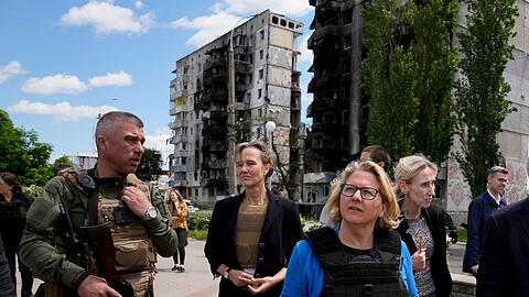 Entwicklungsministerin Svenja Schulze besucht bei ihrer Reise in die Ukraine den Kiewer Vorort Borodjanka.