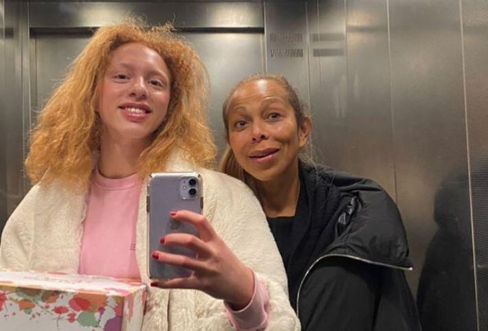 Anna Ermakova strahlt mit ihrer Mama Angela auf dem Weg ins Studio.