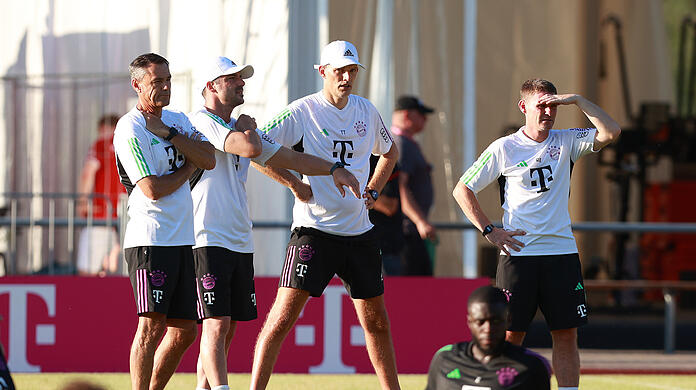 Will in Faro zusammen mit seinem Trainerteam unter anderem den Teamgeist seiner Mannschaft stärken: Chefcoach Thomas Tuchel (mitte).