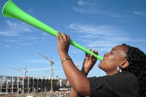 Ab Freitag wird zur Jagd nach WM-Tickets geblasen. Im Hintergrund: Die Stadion-Baustelle in Durban.