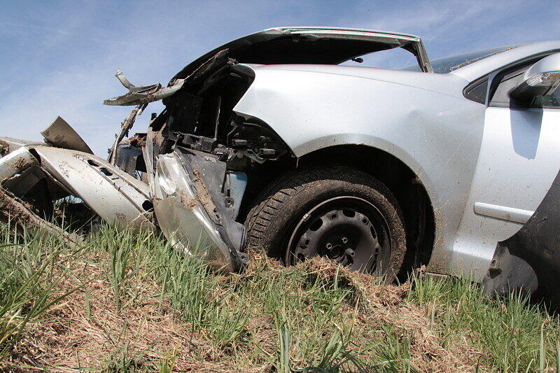 Schwerer Unfall bei Ziegelsham: Das Fahrzeug fuhr von Heldenstein in Richtung Schwindegg. Auf Höhe des Weilers Ziegelsham kam der Lenker nach Rechts von der Fahrbahn ab, steuerte dagegen und fuhr dann schließlich nach Links in den Bach wo sich das Fahrzeug überschlug und auf den Rädern wieder zum stehen kam. Drei Menschen wurden verletzt.