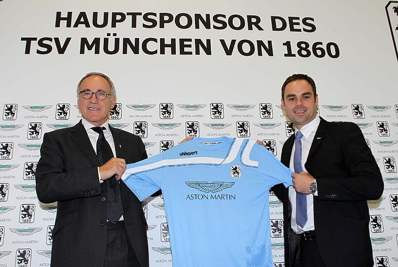 "Ich denke, dass sich auch ein Großteil der Bayern-Fans keinen Aston Martin leisten kann&ldquo;: Ulrich Bez präsentiert mit Robert Schäfer das neue 1860-Trikot.
