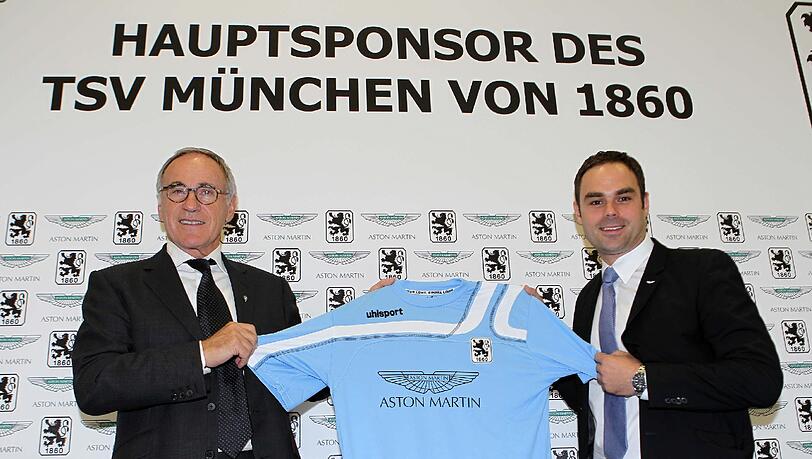"Ich denke, dass sich auch ein Großteil der Bayern-Fans keinen Aston Martin leisten kann“: Ulrich Bez präsentiert mit Robert Schäfer das neue 1860-Trikot. "Ich denke, dass sich auch ein Großteil der Bayern-Fans keinen Aston Martin leisten kann“: Ulrich Bez präsentiert mit Robert Schäfer das neue 1860-Trikot.