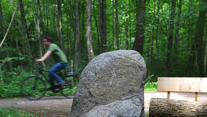 Er steht im Augsburger Siebentischwald zwischen zwei
Wegen. Er steht im Augsburger Siebentischwald zwischen zwei
Wegen.