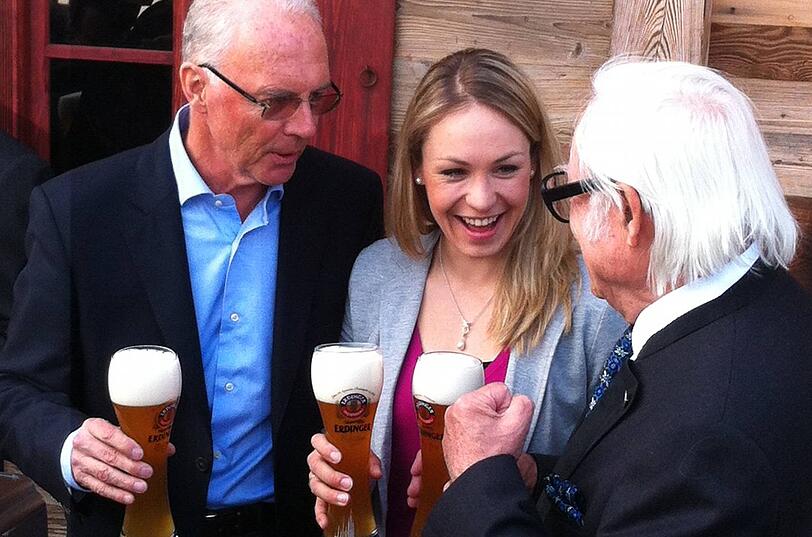 Franz Beckenbauer (l.) und Magdalena Neuner stoßen mit "Erdinger"-Inhaber Werner Brombach an.