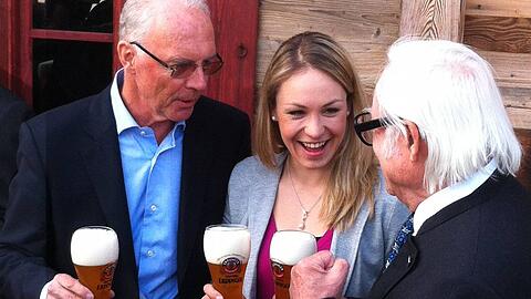 Franz Beckenbauer (l.) und Magdalena Neuner stoßen mit "Erdinger"-Inhaber Werner Brombach an.