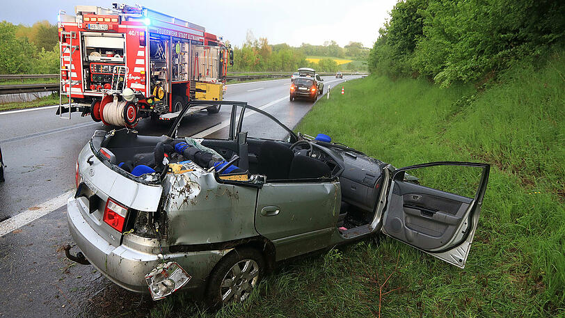 Nach Überschlag des Fahrzeugs ließ ein Unfallfahrer seine schwerverletzte Ehefrau im Wrack zurück. Die Bilder.