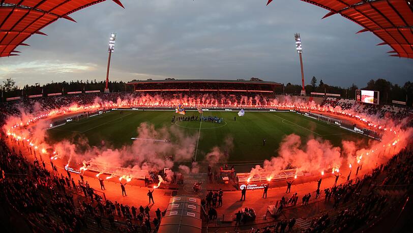 Die KSC-Fans nahmen spektakulär Abschied vom alten Wildparkstadion - mit Pyrotechnik. Die KSC-Fans nahmen spektakulär Abschied vom alten Wildparkstadion - mit Pyrotechnik.