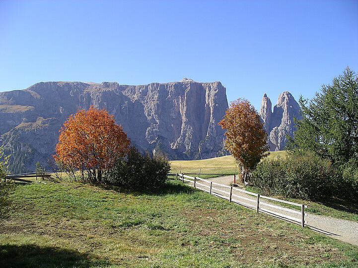 Die Landschaft rund ums Hotel Völser Hof unterm Schlernmassiv lädt zu ausgedehnten Wanderungen ein.