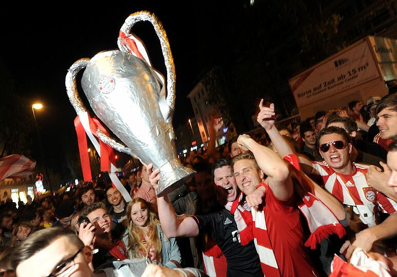 Jubelnde Bayern-Fans auf der Leopoldstraße in München.