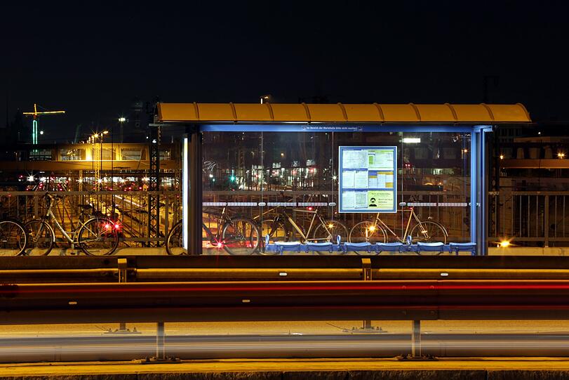 Die Haltestellen oben auf der Brücke sind nachts gut ausgeleuchtet.