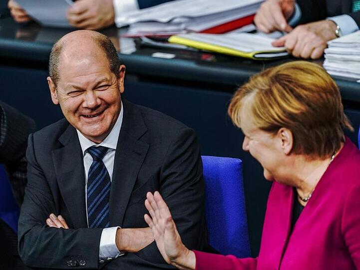 Gelöste Stimmung: Bundeskanzlerin Angela Merkel und Finanzminister Olaf Scholz präsentieren sich in der Generaldebatte als eingespieltes Paar.