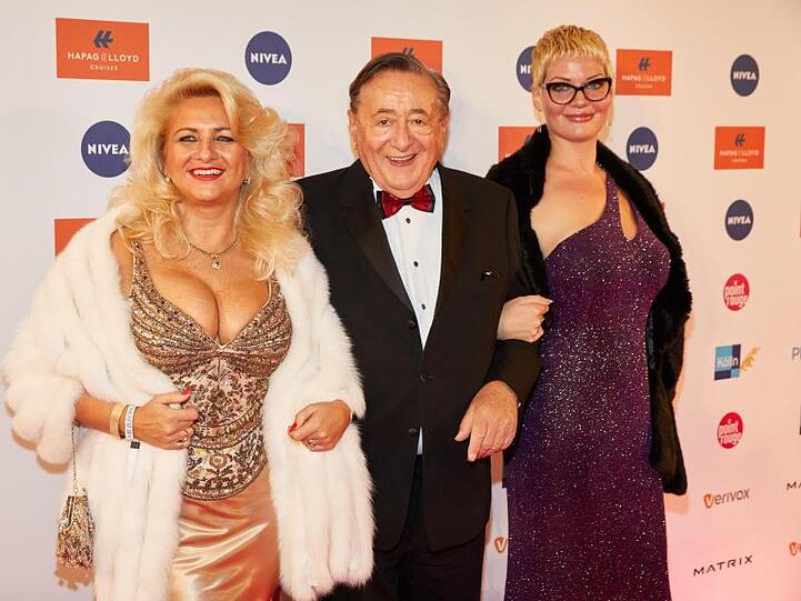 Richard Lugner kommt mit Sonja Schönanger (l) und Anastasia Müller zur Party.
