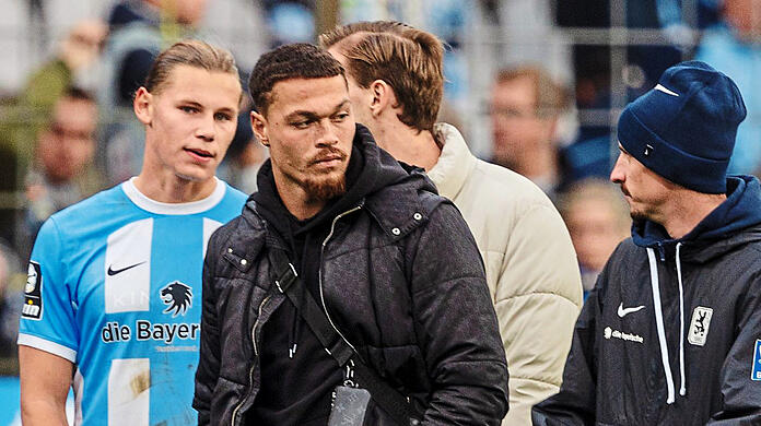 Während es bei Joel Zwarts (Mitte) muskulär zwickt, klemmt es bei Vertreter Fynn Lakenmacher (l.) auf dem Rasen.