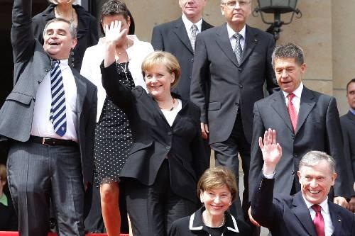 Grund zum Jubel: Die Bundesrepublik wird 60! Es freuen sich unter anderem Angela Merkel mit Mann Joachim Sauer sowie Horst Köhler mit Ehefrau Eva Luise.