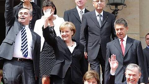 Grund zum Jubel: Die Bundesrepublik wird 60! Es freuen sich unter anderem Angela Merkel mit Mann Joachim Sauer sowie Horst Köhler mit Ehefrau Eva Luise.
