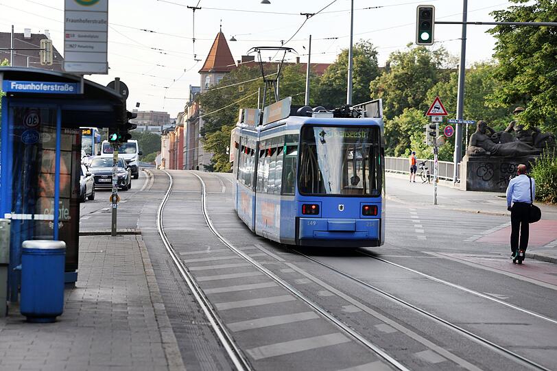Wichtige Verkehrsader: Die Tramlinie 18 f&uuml;hrt in beiden Richtungen &uuml;ber die Br&uuml;cke.