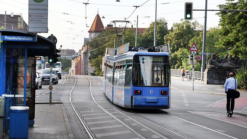 Wichtige Verkehrsader: Die Tramlinie 18 führt in beiden Richtungen über die Brücke. Wichtige Verkehrsader: Die Tramlinie 18 führt in beiden Richtungen über die Brücke.