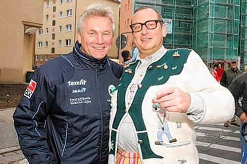 Starkes Kleeblatt-Duo: Volker Heißmann (r) .und  Trainer Benno Möhlmann.