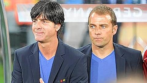 &bdquo;Ich glaube, der Jogi liebt seinen Hansi auch &ndash; rein platonisch, versteht sich&ldquo;: Comedian Chris Böttcher über das Löw (r.) und Flick, das Trainer-Duo im Partnerlook.