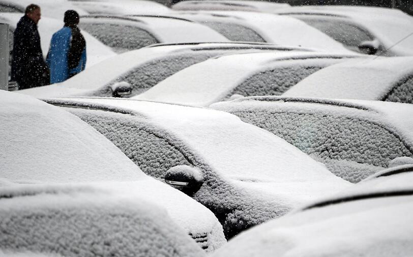 Flugausfälle, Schnee- und Glätteunfälle und erhebliche Verzögerungen im öffentlichen Nahverkehr - Schneefall hat Stadt und Land am Dienstag lahmgelegt.