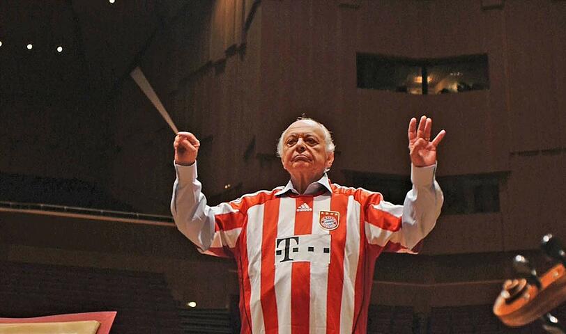 LORIN MAAZEL, Dirigent: "Die Bayern sind Weltklasse, meine Münchner Philharmoniker auch. Ich kann das Spiel kaum erwarten, bin aber nach unserem Video mit einer Hymne für die Bayern etwas besorgt, wie unser nächstes Gastspiel im Konzerthaus Dortmund aufgenommen wird."