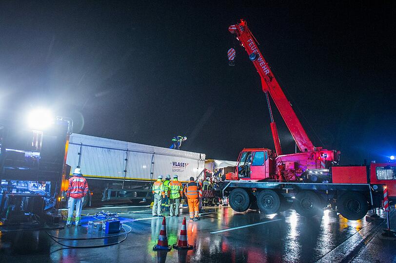 Lkw-Unfall auf der Autobahn A99 bei Haar nahe der Raststätte Vaterstetten: Der Fahrer des hinteren Lkw soll am Steuer eingeschlafen sein.