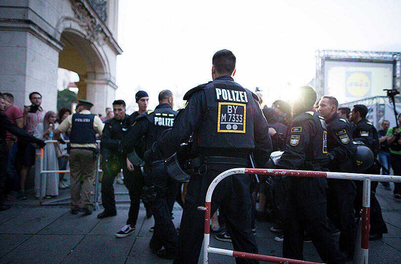 Am Montagabend fand die Pegida-Kundgebung am Stachus statt. Es kam dabei auch zu einer Gegendemonstration. Die Polizei musste eingreifen. Die Bilder.