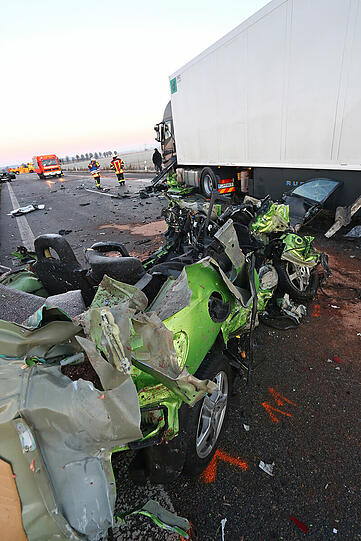 Im Nebel sind auf der A7 im Allgäu mehrere Autos ineinander gerast. Sechs Menschen starben. Die Bilder von der Unfallstelle.