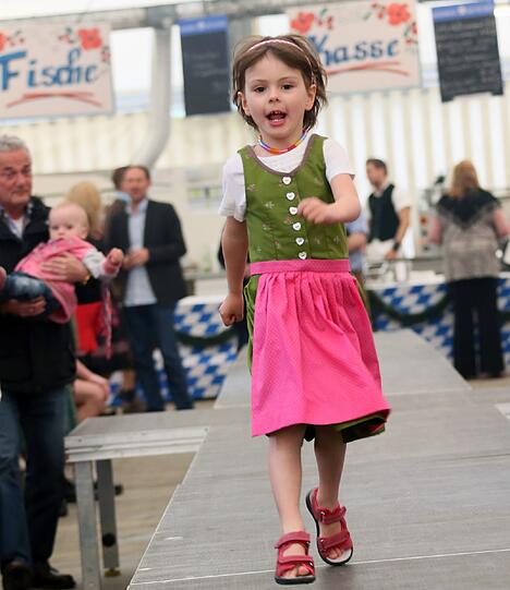 Trachtenmodenschau auf dem 27. Haderner Dorffest. Die Bilder.