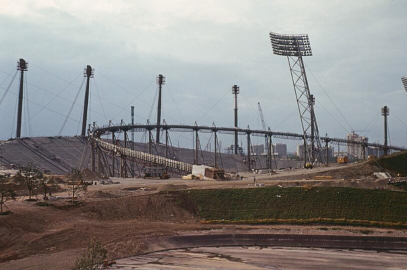 Diese halbfertige Anlage lässt schon erahnen, wie kühn die Konstruktion des Olympiastadions schließlich werden würde.