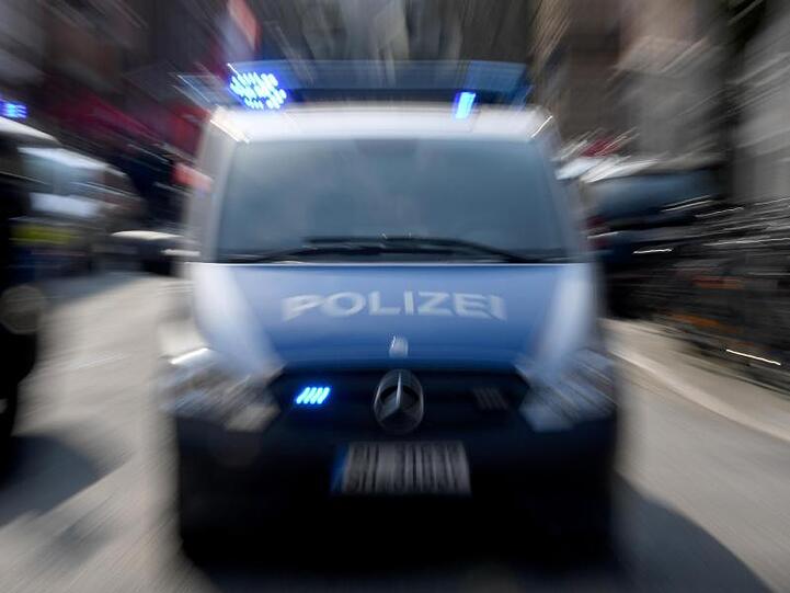 Polizeiwagen mit Blaulicht. Foto: Carsten Rehder/Archiv
