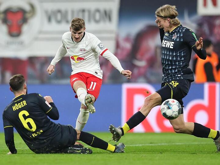 Leipzigs Timo Werner (M) schießt aufs Tor.
